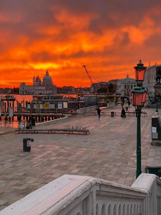 Wow Suite 5 Min From San Marco Venedig Italien